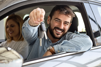 Teciomar Abila compara desempenho, tecnologia e sustentabilidade entre carros esportivos e elétricos.