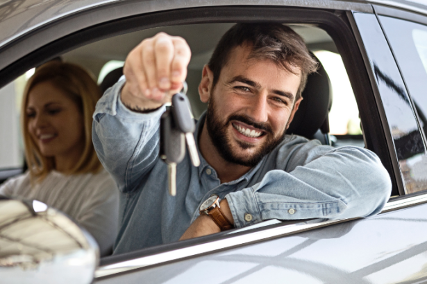 Teciomar Abila compara desempenho, tecnologia e sustentabilidade entre carros esportivos e elétricos.