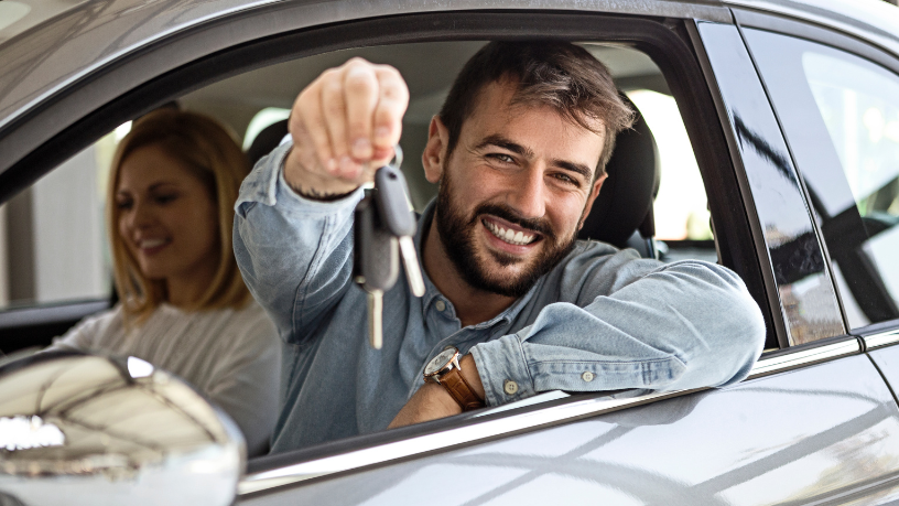 Teciomar Abila compara desempenho, tecnologia e sustentabilidade entre carros esportivos e elétricos.