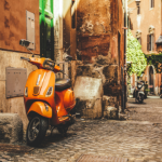 Descubra, com Alberto Toshio Murakami, como se locomover na Itália de forma prática, explorando os principais meios de transporte e deslocamento.