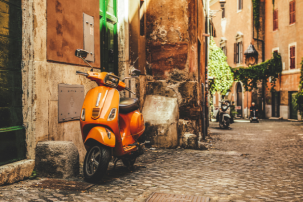 Descubra, com Alberto Toshio Murakami, como se locomover na Itália de forma prática, explorando os principais meios de transporte e deslocamento.