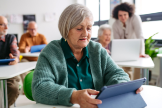 Entenda como funciona a proteção social do idoso, quem tem direito e qual é o papel do Sindnapi - Sindicato Nacional dos Aposentados, Pensionistas e Idosos na defesa desses direitos.