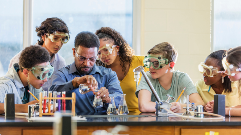 STEAM na educação básica: Como integrar ciência, tecnologia e criatividade com propósito e a visão de Sérgio Bento De Araújo para formar alunos protagonistas.