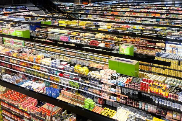 Vista aérea dos corredores de um supermercado, repletos de produtos coloridos.